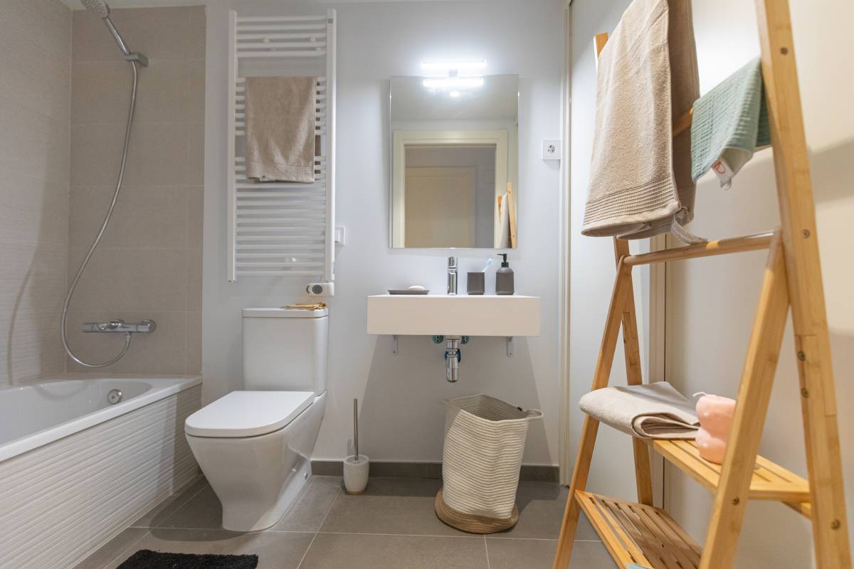 Baño en piso de alquiler | Marobert | Badalona